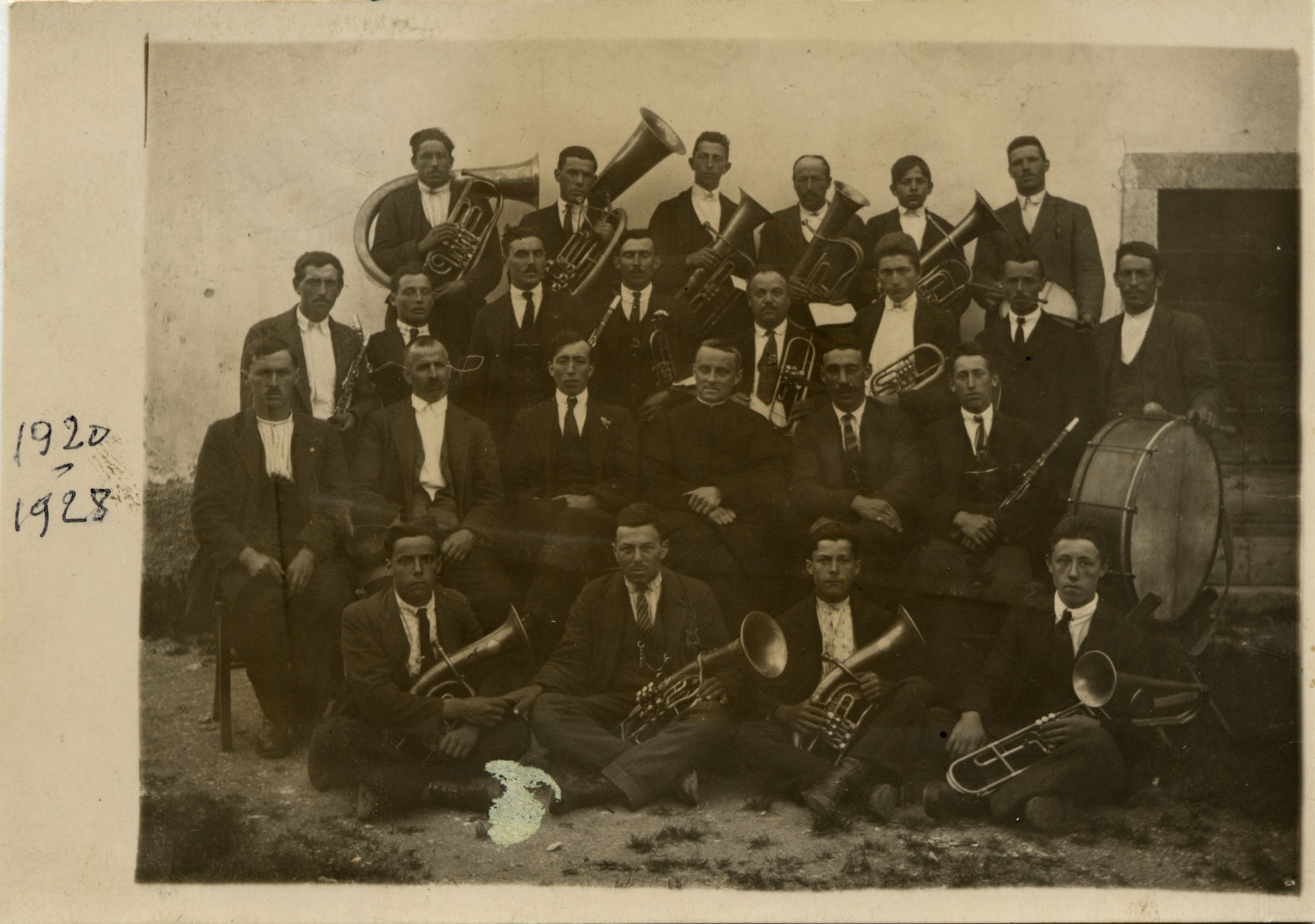 1920-28-banda-oratorio-vigo-con-don-franzelli1